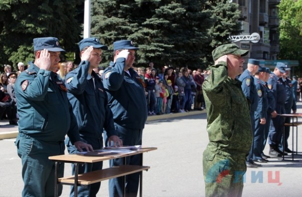 Глава ЛНР поздравил сотрудников МВД Республики с Днем Победы и вручил краповые береты