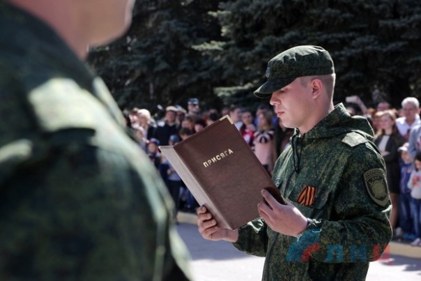 Глава ЛНР поздравил сотрудников МВД Республики с Днем Победы и вручил краповые береты