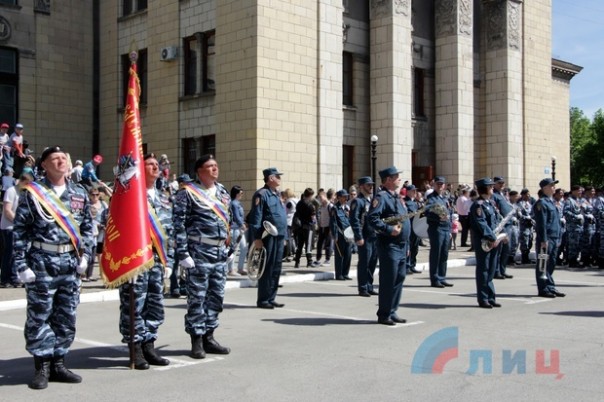 Глава ЛНР поздравил сотрудников МВД Республики с Днем Победы и вручил краповые береты