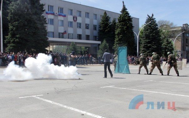 Глава ЛНР поздравил сотрудников МВД Республики с Днем Победы и вручил краповые береты