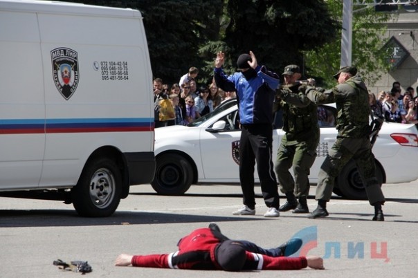 Глава ЛНР поздравил сотрудников МВД Республики с Днем Победы и вручил краповые береты