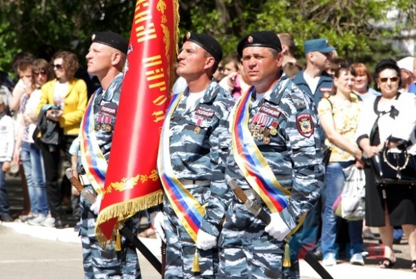 Глава ЛНР поздравил сотрудников МВД Республики с Днем Победы и вручил краповые береты