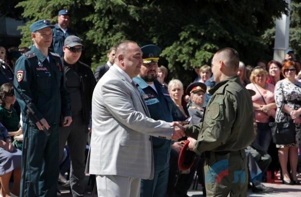 Глава ЛНР поздравил сотрудников МВД Республики с Днем Победы и вручил краповые береты
