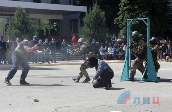 Глава ЛНР поздравил сотрудников МВД Республики с Днем Победы и вручил краповые береты