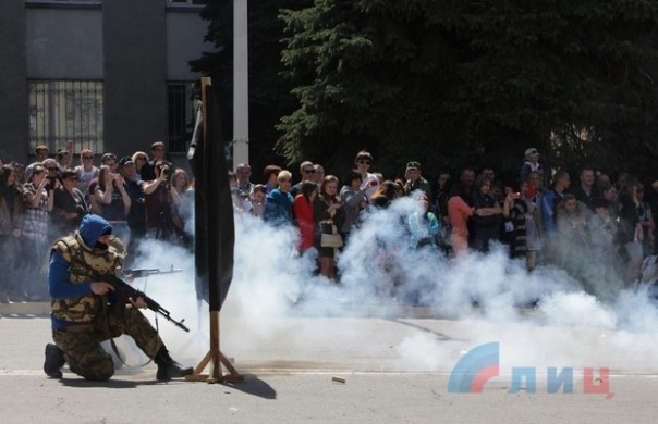 Глава ЛНР поздравил сотрудников МВД Республики с Днем Победы и вручил краповые береты