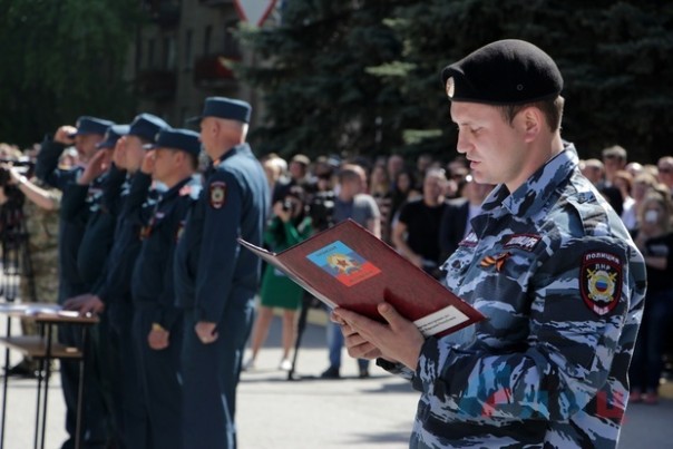 Глава ЛНР поздравил сотрудников МВД Республики с Днем Победы и вручил краповые береты