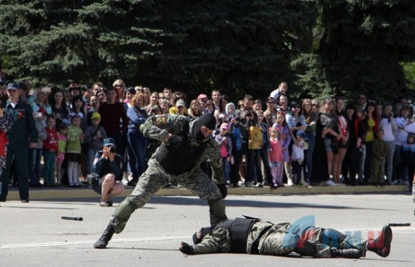 Глава ЛНР поздравил сотрудников МВД Республики с Днем Победы и вручил краповые береты