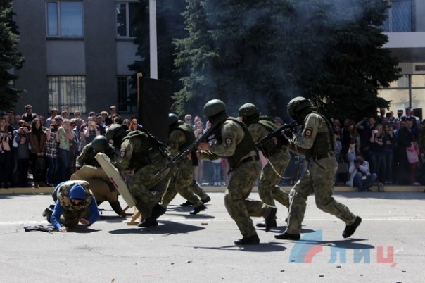 Глава ЛНР поздравил сотрудников МВД Республики с Днем Победы и вручил краповые береты