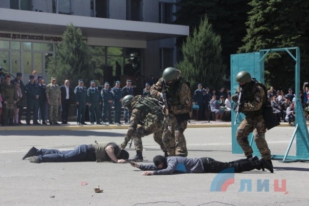 Глава ЛНР поздравил сотрудников МВД Республики с Днем Победы и вручил краповые береты