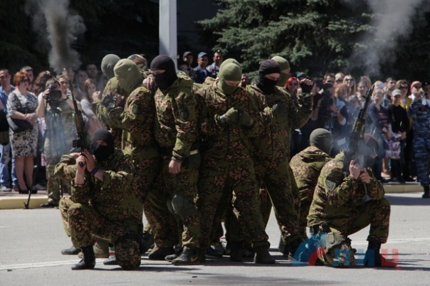 Глава ЛНР поздравил сотрудников МВД Республики с Днем Победы и вручил краповые береты