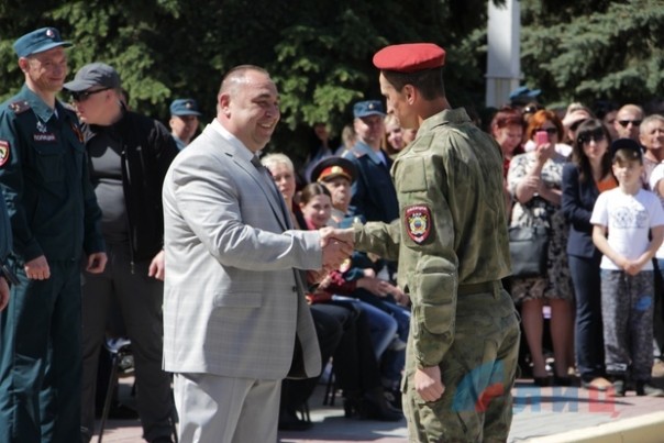 Глава ЛНР поздравил сотрудников МВД Республики с Днем Победы и вручил краповые береты