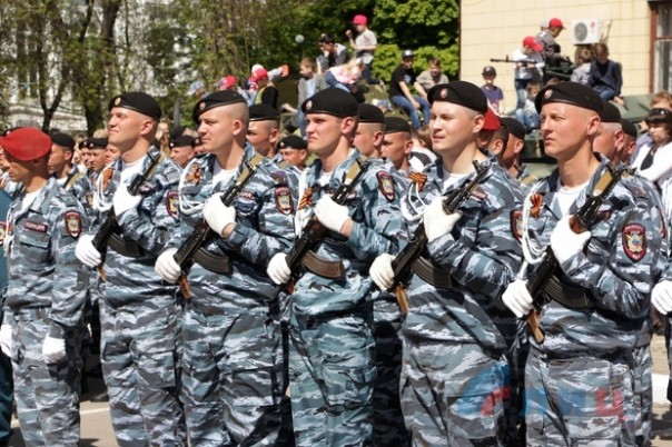 Глава ЛНР поздравил сотрудников МВД Республики с Днем Победы и вручил краповые береты