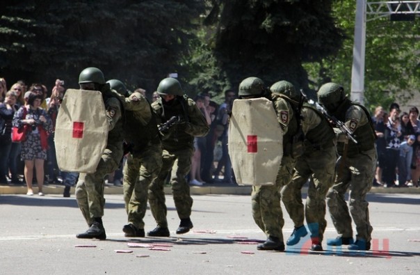 Глава ЛНР поздравил сотрудников МВД Республики с Днем Победы и вручил краповые береты