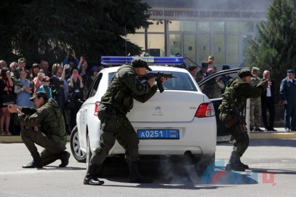 Глава ЛНР поздравил сотрудников МВД Республики с Днем Победы и вручил краповые береты