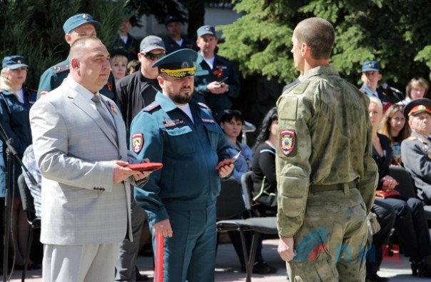 Глава ЛНР поздравил сотрудников МВД Республики с Днем Победы и вручил краповые береты