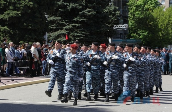 Глава ЛНР поздравил сотрудников МВД Республики с Днем Победы и вручил краповые береты
