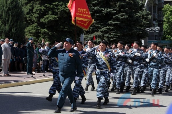 Глава ЛНР поздравил сотрудников МВД Республики с Днем Победы и вручил краповые береты