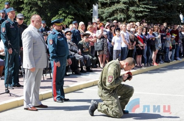 Глава ЛНР поздравил сотрудников МВД Республики с Днем Победы и вручил краповые береты