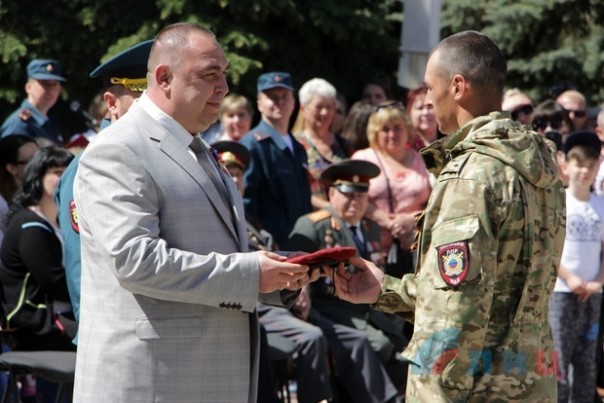 Глава ЛНР поздравил сотрудников МВД Республики с Днем Победы и вручил краповые береты