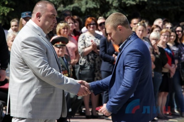 Глава ЛНР поздравил сотрудников МВД Республики с Днем Победы и вручил краповые береты