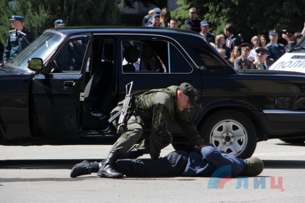 Глава ЛНР поздравил сотрудников МВД Республики с Днем Победы и вручил краповые береты