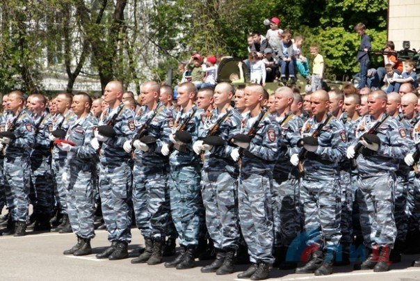 Глава ЛНР поздравил сотрудников МВД Республики с Днем Победы и вручил краповые береты