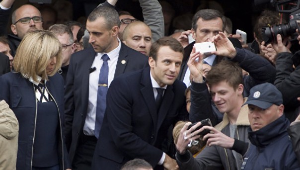 Макрон опережает Ле Пен на выборах президента Франции, сообщили СМИ