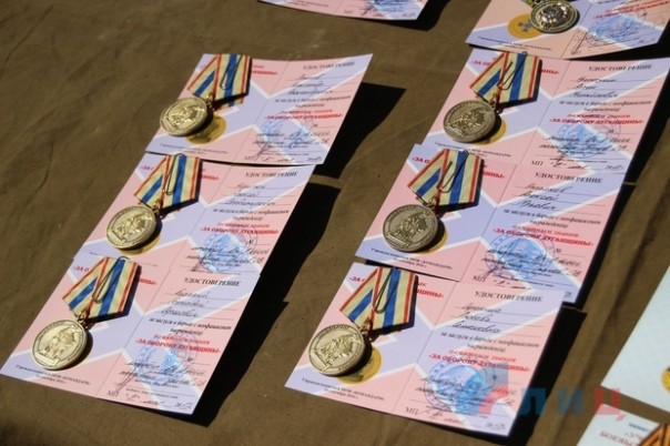 Сводка от НМ ЛНР 7 мая 2017. Отличившиеся бойцы Комендантского полка ЛНР получили медали и повышение по службе Сводка от НМ ЛНР 7 мая 2017. Отличившиеся бойцы Комендантского полка ЛНР получили медали и повышение по службе