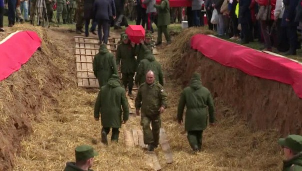 В Ржеве захоронили останки тысячи солдат и офицеров войны, обнаруженные поисковиками