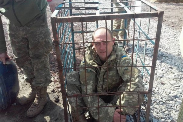 Бойцов ВСУ наказывают, запирая в клетки для собак
