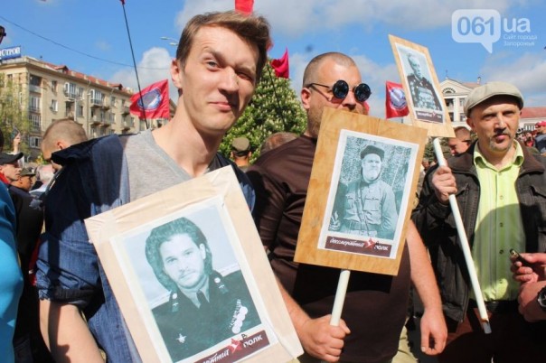 В Запорожье на "Бессмертный полк" принесли портреты героев "Игры престолов"