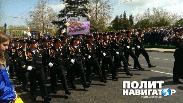 Парад в Севастополе: Рядом с портретами ветеранов Великой Отечественной появились фото героев Новороссии