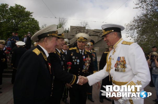 Парад в Севастополе: Рядом с портретами ветеранов Великой Отечественной появились фото героев Новороссии