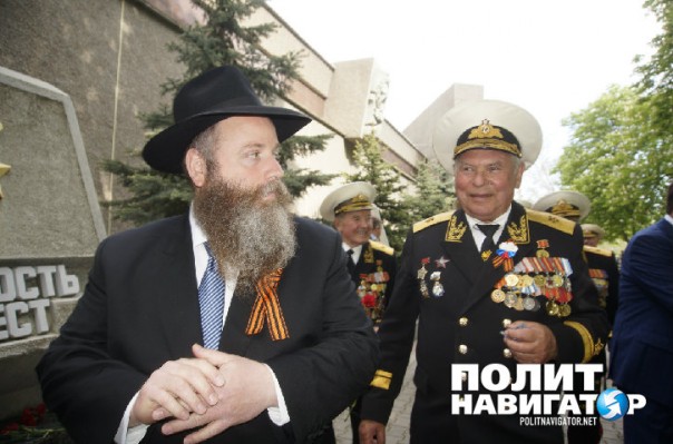 Парад в Севастополе: Рядом с портретами ветеранов Великой Отечественной появились фото героев Новороссии