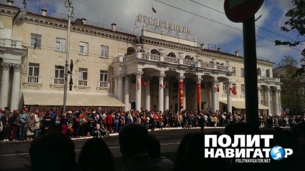 Парад в Севастополе: Рядом с портретами ветеранов Великой Отечественной появились фото героев Новороссии
