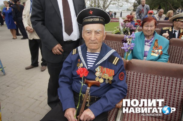 Парад в Севастополе: Рядом с портретами ветеранов Великой Отечественной появились фото героев Новороссии