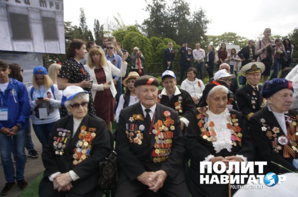 Парад в Севастополе: Рядом с портретами ветеранов Великой Отечественной появились фото героев Новороссии