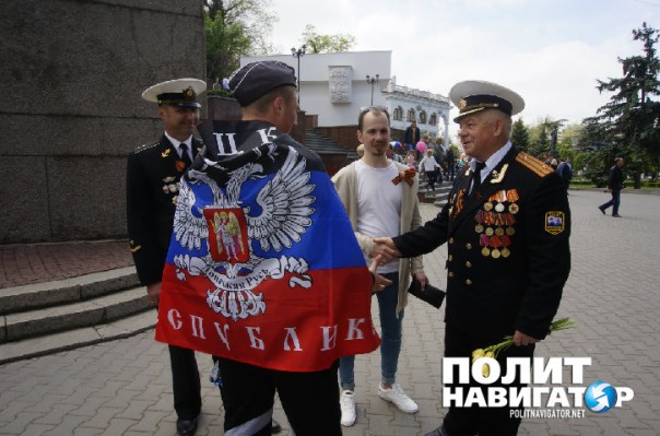 Парад в Севастополе: Рядом с портретами ветеранов Великой Отечественной появились фото героев Новороссии
