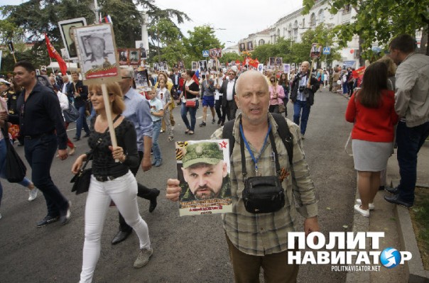 Парад в Севастополе: Рядом с портретами ветеранов Великой Отечественной появились фото героев Новороссии
