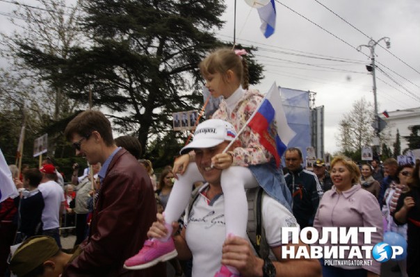 Парад в Севастополе: Рядом с портретами ветеранов Великой Отечественной появились фото героев Новороссии