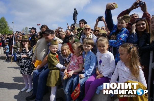 Парад в Севастополе: Рядом с портретами ветеранов Великой Отечественной появились фото героев Новороссии