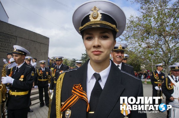 Парад в Севастополе: Рядом с портретами ветеранов Великой Отечественной появились фото героев Новороссии