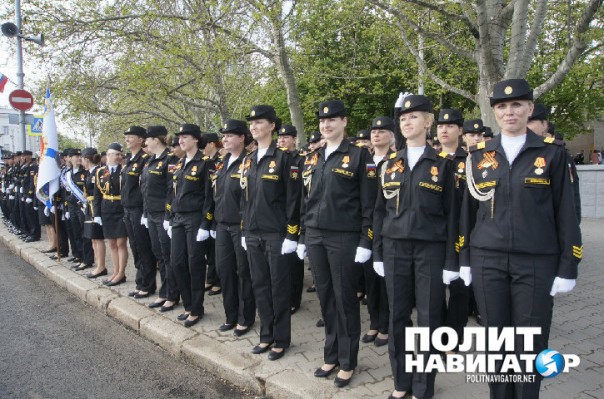 Парад в Севастополе: Рядом с портретами ветеранов Великой Отечественной появились фото героев Новороссии
