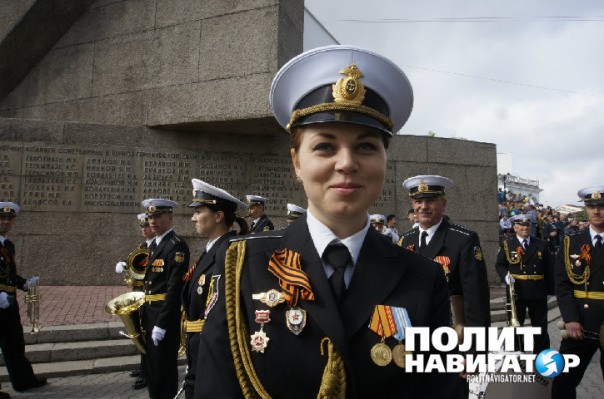 Парад в Севастополе: Рядом с портретами ветеранов Великой Отечественной появились фото героев Новороссии