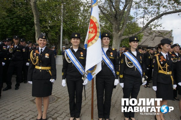 Парад в Севастополе: Рядом с портретами ветеранов Великой Отечественной появились фото героев Новороссии