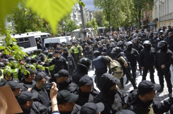 «Жри, Бандера!» Полиция угостила участника «Смертного полка» собственной кепкой  