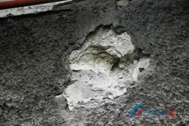 Сводка от НМ ЛНР 10 мая 2017. Правоохранители ЛНР зафиксировали последствия обстрелов Фрунзе укрофашистами на 9 Мая