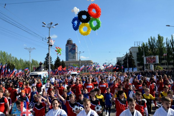 "Всё будет ДНР!" - Донецк празднует годовщину референдума "Всё будет ДНР!" - Донецк празднует годовщину референдума