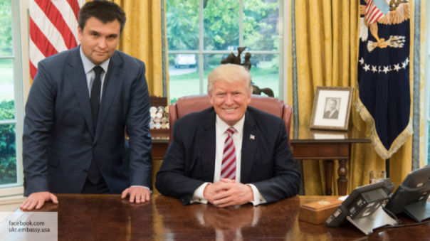 Холопу при хозяине сидеть не положено