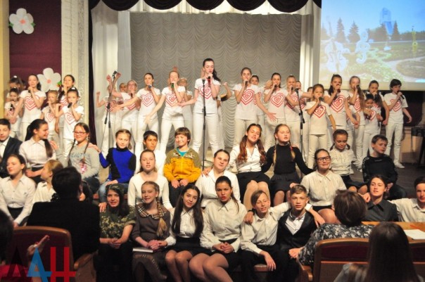 Юные артисты презентовали в Донецке книгу воспоминаний детей ДНР о войне в Донбассе Юные артисты презентовали в Донецке книгу воспоминаний детей ДНР о войне в Донбассе